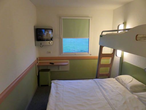 ibis budget Wiesbaden, Nordenstadt, Deutschland, Zimmer 216 mit Etagen- und Doppelbett, Fenster, Flachbildfernseher, Hocker und Tisch