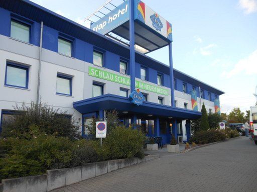 ibis budget Würzburg Ost, Deutschland, Außenansicht noch mit Etap Hotel Schilder