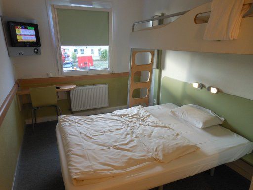 ibis budget Würzburg Ost, Deutschland, Zimmer 304 mit Flachbildfernseher, Fenster, Stuhl und Tisch, Doppelbett und Hochbett