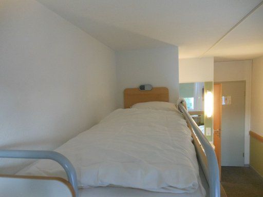 ibis budget Würzburg Ost, Deutschland, Hochbett queer über dem Doppelbett