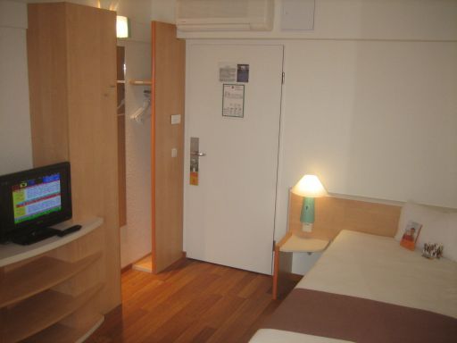 Ibis Düsseldorf Zentrum, Deutschland, Doppelbett, Zimmer 628 mit Bett, Wandschrank, Fernseher, Eingangstür, Wandspiegel