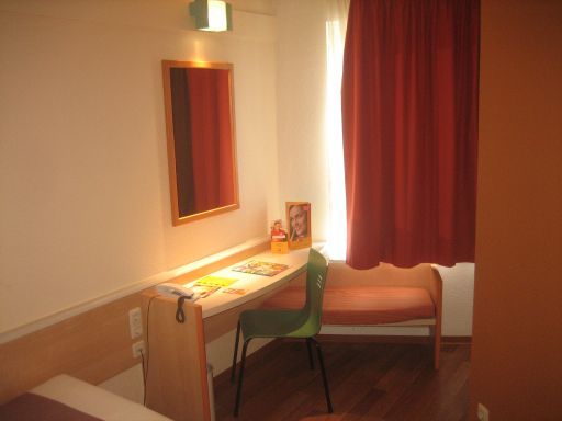 Ibis Düsseldorf Zentrum, Deutschland, Zimmer 628 mit Tisch, Stuhl, Spiegel, Bank und Fenster