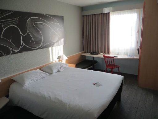 ibis Hannover City, Hannover, Deutschland, Zimmer 418 mit Doppelbett, Nachttischleuchten, Kofferablage, Fenster, Tisch, Stuhl und Wandschrank