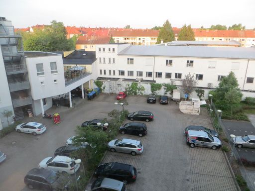 ibis Hannover City, Hannover, Deutschland, Aussicht aus dem Zimmer 418 in den Innenhof mit den kostenpflichtigen Parkplatz