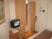 Ibis Köln Centrum, Deutschland, Eingang zum Zimmer, Wandschrank, Fernseher