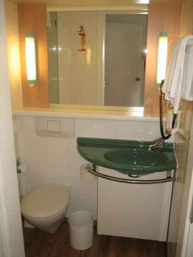 Ibis München City Nord, Deutschland, Bad mit WC, Waschbecken, Spiegel und Handtuchhalter