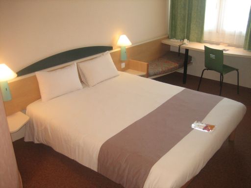 Ibis München Garching, Garching, Deutschland, Zimmer 508 mit Doppelbett, Sitzbank, Tisch, Stuhl, Fenster