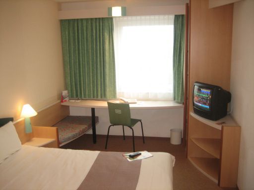 Ibis München Messe, Deutschland, Doppelbett, Fernseher, Tisch, Stuhl, Sitzbank, Fenster