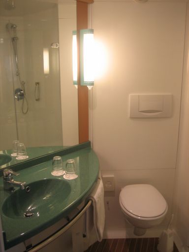 Ibis München Messe, Deutschland, Bad mit Waschtisch, WC und Duschkabine