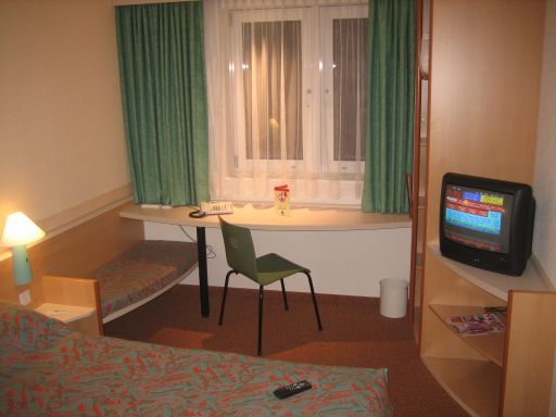 Ibis München Parkstadt Schwabing, Deutschland, Doppelbett, Fernseher, Tisch, Stuhl, Sitzbank, Fenster