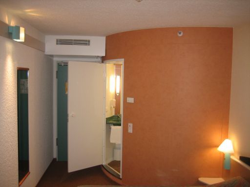 Ibis München Parkstadt Schwabing, Deutschland, Eingang zum Bad, Wandspiegel, Eingangstür