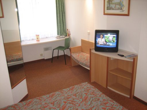 Ibis Nürnberg City, Deutschland, Fernseher, Tisch, Stuhl, Sitzbank, Fenster