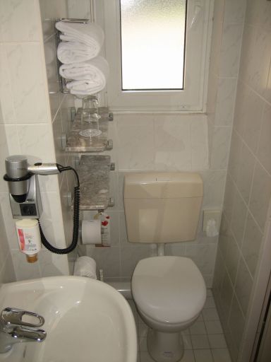 Ibis Nürnberg City, Deutschland, Bad mit WC und Waschbecken