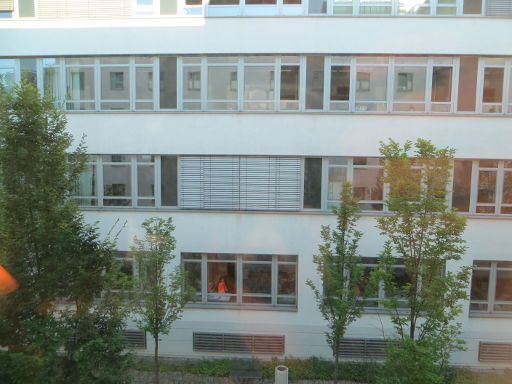 ibis Stuttgart City, Stuttgart, Deutschland, Aussicht aus dem Zimmer 311 auf ein Bürogebäude