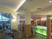 ibis Stuttgart City, Stuttgart, Deutschland, Lobby mit Sitzgelegenheiten, Bar und Frühstücksraum