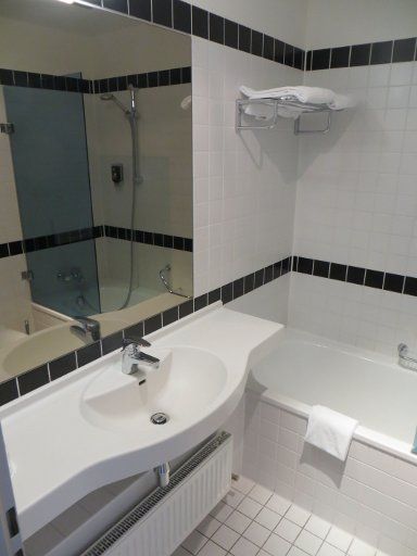 ibis Styles Hotel München Ost, Deutschland, Waschtisch und Badewanne