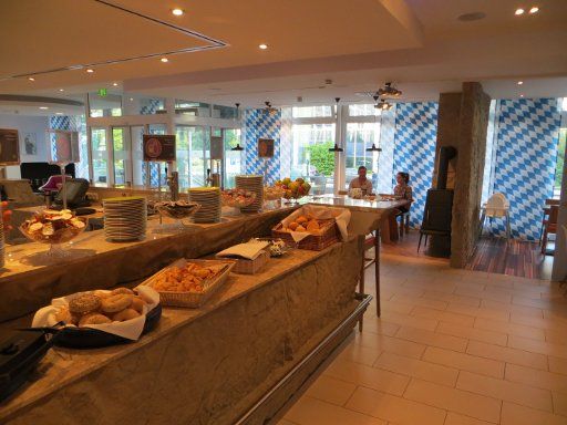 ibis Styles Hotel München Ost, Deutschland, ein Teil vom Frühstücksbuffet im Erdgeschoß