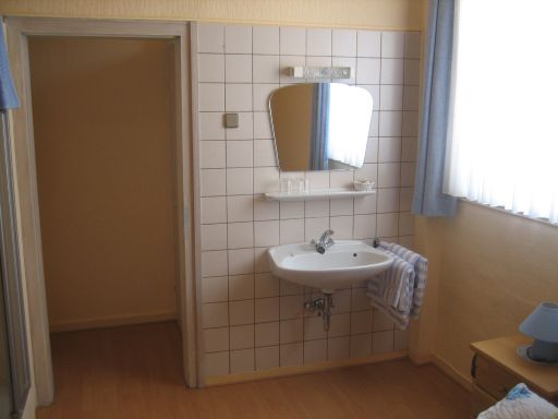 Kevin’s Pub und Pension, Deutschland, Waschbecken im Zimmer