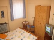 Kevin’s Pub und Pension, Deutschland, Queensize Bett, Fernseher, Tisch, Stuhl, Schrank, Fenster