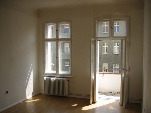 Krossa & Co. Immobilien Verwaltung, Berlin, Deutschland, Wohnzimmer mit kleinem Balkon