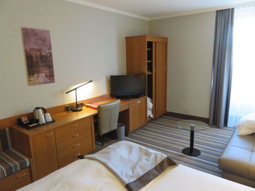 Leonardo Hotel, Aachen, Deutschland, Zimmer 329 mit Tisch, Stuhl, Schreibtisch, Flachbildfernseher, Wasserkocher und Schrank