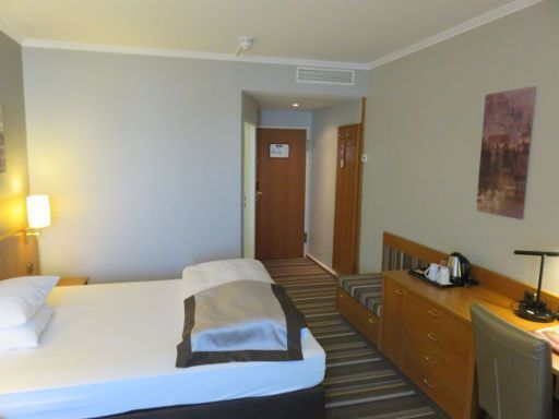 Leonardo Hotel, Aachen, Deutschland, Zimmer 329 mit Trennwand zum Bad, Klimaanlage, Kofferablage und Eingangstür