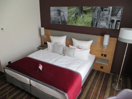 Leonardo Hotel, Völklingen, Deutschland, Zimmer 110 mit Doppelbett, 6 Kopfkissen, Nachttischleuchten und Trennwand zum Bad