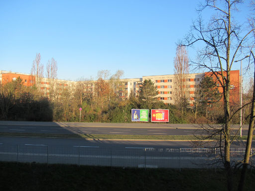 MEININGER Hotel Berlin Airport, Berlin, Deutschland, Aussicht aus dem Zimmer 119 auf die B96a / Am Seegraben