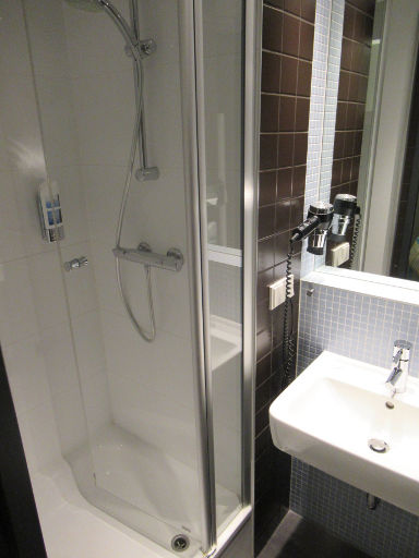 MEININGER Hotel Berlin Airport, Berlin, Deutschland, Bad mit Dusche und Waschbecken