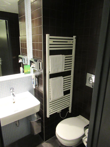 MEININGER Hotel Berlin Airport, Berlin, Deutschland, Bad mit Waschbecken und WC