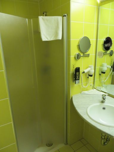 Mercure Hotel Bensheim (geschlossen), Deutschland, Bad mit Dusche, Vergrößerungsspiegel, Haartrockner, Spiegel und Waschtisch