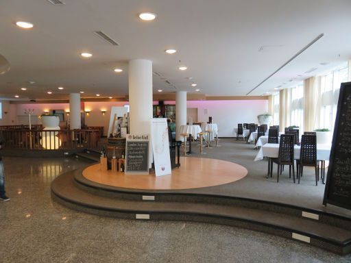 Mercure Hotel Berlin Tempelhof Airport, Deutschland, Empfangshalle mit Bar und Sitzgelegenheiten