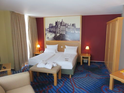 Mercure Hotel Berlin Tempelhof Airport, Deutschland, Zimmer 518 mit Doppelbett, Nachttischleuchten, Bademänteln, Schrank und Tisch mit Zeitschriften