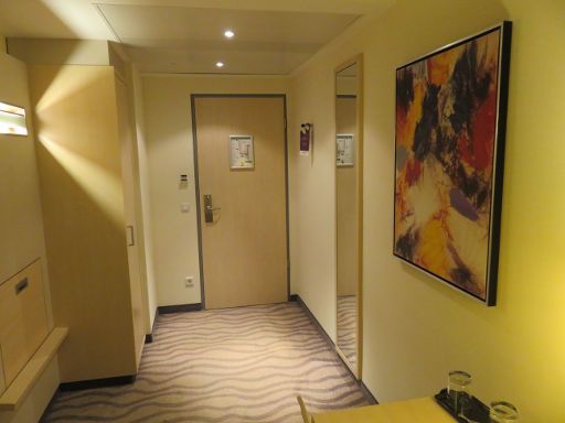 Mercure Hotel Hannover Mitte, Hannover, Deutschland, Zimmer 542 mit Eingangstür, Wandspiegel, ausklappbarer Kofferablage und Schrank