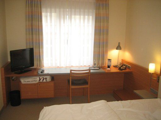 Mercure Hotel Mannheim am Rathaus, Deutschland, Zimmer 207 mit Doppelbett, HDTV Fernseher, Schreibtisch, Stuhl, Fenster und Lampe