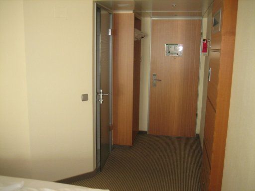 Mercure Hotel Mannheim am Rathaus, Deutschland, Zimmer 207 mit Eingangstür, Schrank und Glastür zum Bad