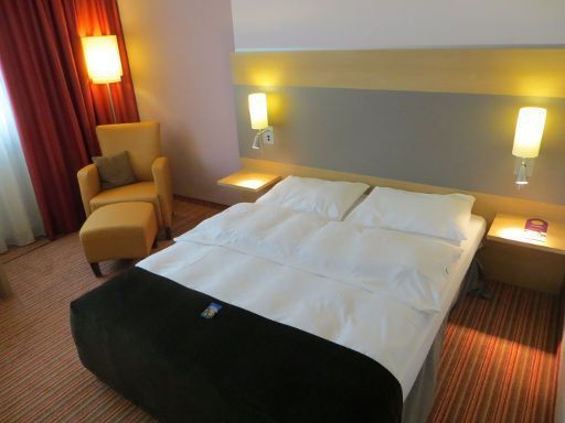 Mercure Hotel Stuttgart Böblingen, Stuttgart, Deutschland, Zimmer 404 mit Doppelbett, Nachttischleuchten, Leseleuchten, Sessel und Stehleuchte