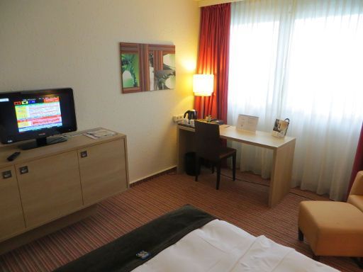 Mercure Hotel Stuttgart Böblingen, Stuttgart, Deutschland, Zimmer 404 mit Flachbildfernseher, Schrank mit Mini Safe, Schreibtisch, Wasserkocher, Stuhl und Fenster