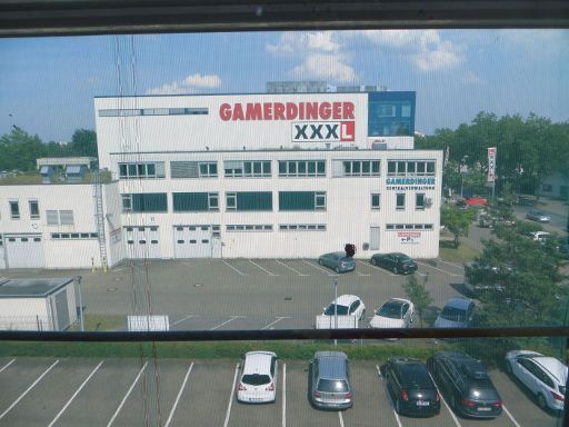 Mercure Hotel Stuttgart Böblingen, Stuttgart, Deutschland, Aussicht aus dem Zimmer 404 auf den kostenpflichtigen Parkplatz und das Möbelhaus Gamerdinger XXXL