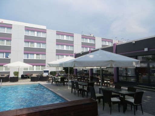 Mercure Hotel Stuttgart Böblingen, Stuttgart, Deutschland, Schwimmbecken mit Terrasse für das Frühstück