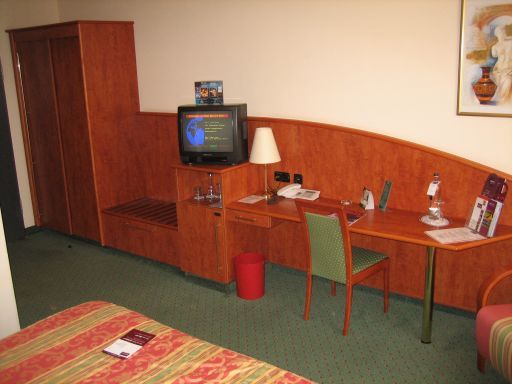 Mercure Hotel München Nord, Unterschleißheim, Deutschland, Fernseher, Tisch, Schrank, Kofferablage