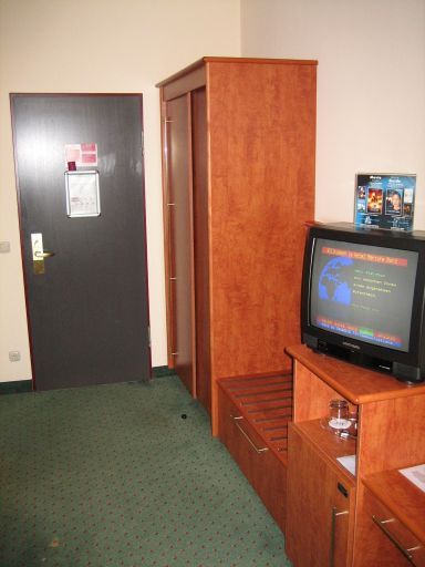 Mercure Hotel München Nord, Unterschleißheim, Deutschland, Fernseher, Schrank und Tür