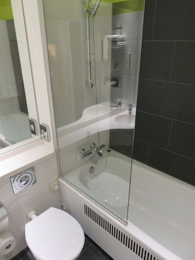 Michel Hotel Wetzlar, Wetzlar, Deutschland, Bad mit WC und Badewanne