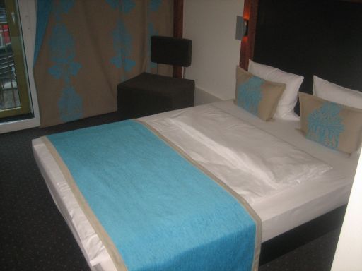 Motel One Hotel Berlin Ku’Damm, Berlin, Deutschland, Zimmer Nummer 528 mit großem Bett und Sessel