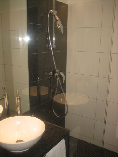 Motel One Hotel Berlin Ku’Damm, Berlin, Deutschland, Bad mit Waschbecken und Dusche