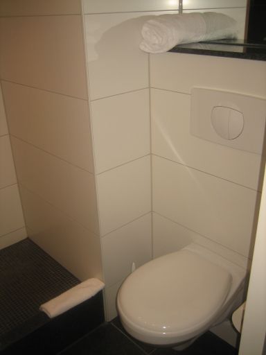 Motel One Hotel Berlin Ku’Damm, Berlin, Deutschland, Bad mit Dusche und WC