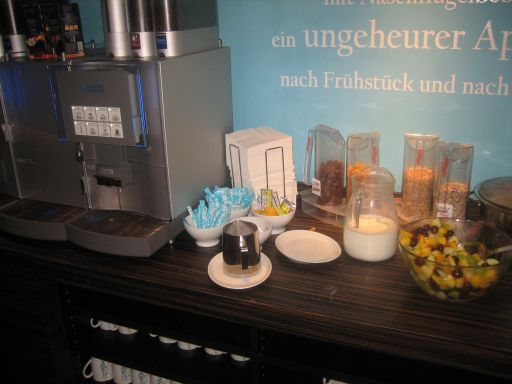 Motel One Hotel Berlin Ku’Damm, Berlin, Deutschland, Frühstücksbuffet und Kaffeeautomat