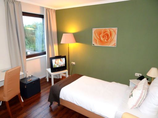 Parkhotel Rosarium, Uetersen, Deutschland, Zimmer 106 mit Schreibtisch, Stuhl, Minibar, Fenster, Röhrenfernseher und Einzelbett