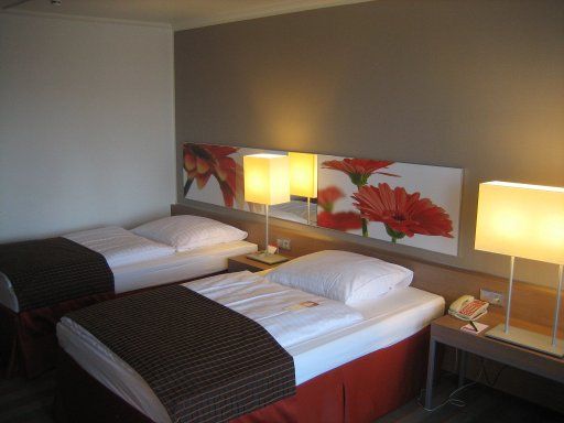 H4 Frankfurt Messe (ehemals Ramada® Hotel Frankfurt Messe), Deutschland, Zimmer 820 mit zwei Betten und Nachttischleuchten