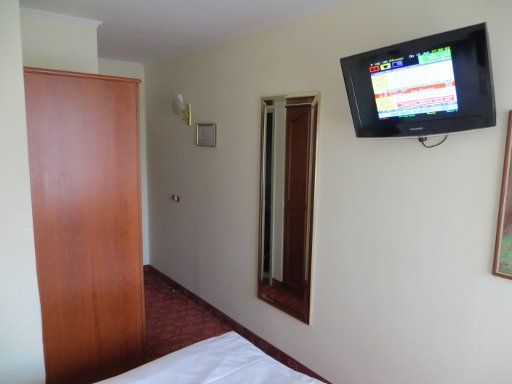 H+ Hotel Nürnberg (ehemals Ramada® Landhotel Nürnberg), Deutschland, Zimmer 202 mit Schrank, Flachbildfernseher, Wandspiegel, Schrank und Eingang